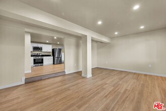 5322 Weatherford Dr in Los Angeles, CA - Building Photo - Building Photo