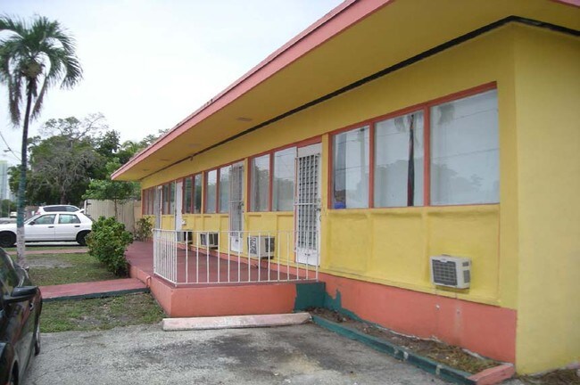 711 SW 10th Ave in Miami, FL - Foto de edificio - Building Photo