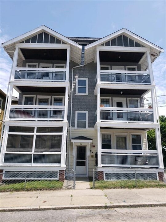 36 Roberts St in Woonsocket, RI - Building Photo