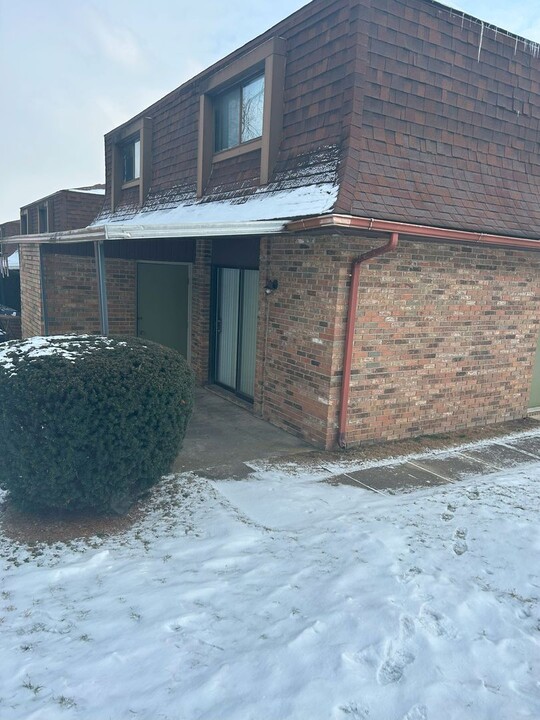 1877 W Chestnut St in Lancaster, OH - Building Photo