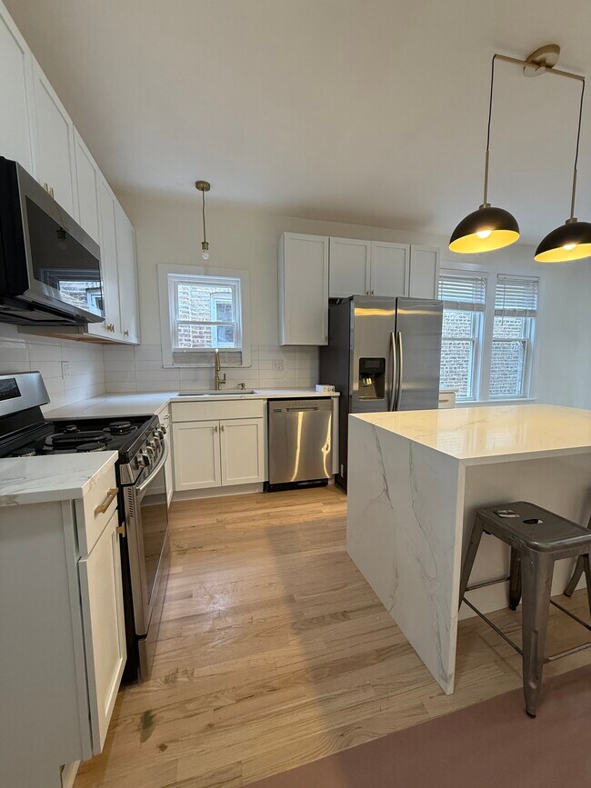 5232 W Montana St, Unit 2 in Chicago, IL - Building Photo - Building Photo