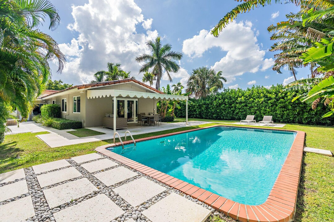 157 Worth Ct N in West Palm Beach, FL - Building Photo