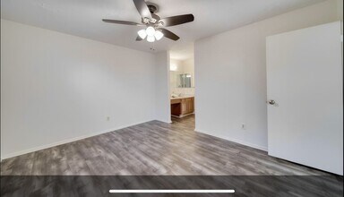 1010 Dixie Dr in League City, TX - Foto de edificio - Building Photo