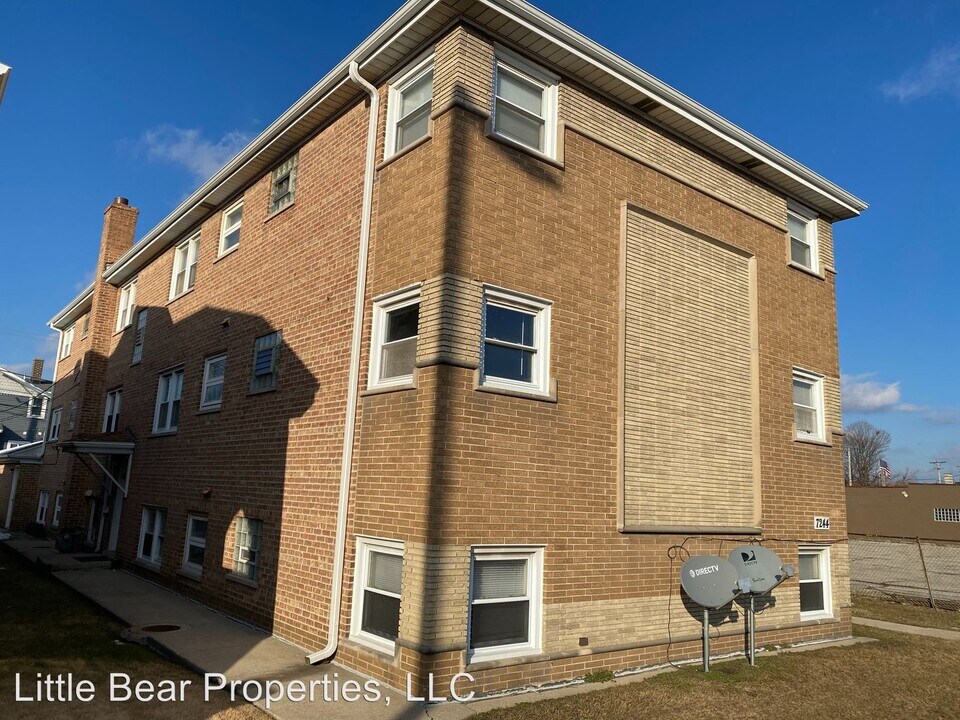 7244 W Archer Ave in Summit, IL - Foto de edificio