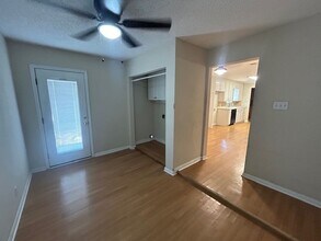 1816 W Spring Valley Rd in Hewitt, TX - Foto de edificio - Building Photo