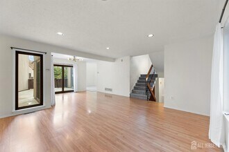 65 Diamond Ln in Old Bridge, NJ - Foto de edificio - Building Photo