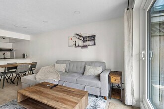 360 E 2nd St in North Vancouver, BC - Building Photo - Building Photo