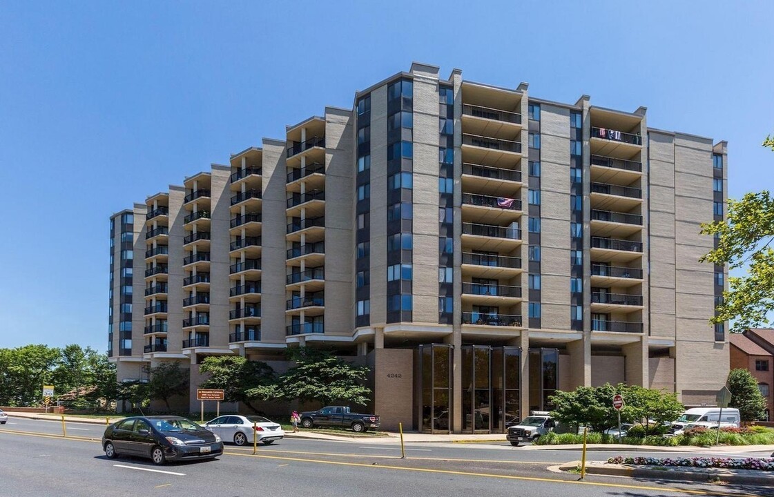 4242 East West Hwy, Unit 1010 in Bethesda, MD - Foto de edificio