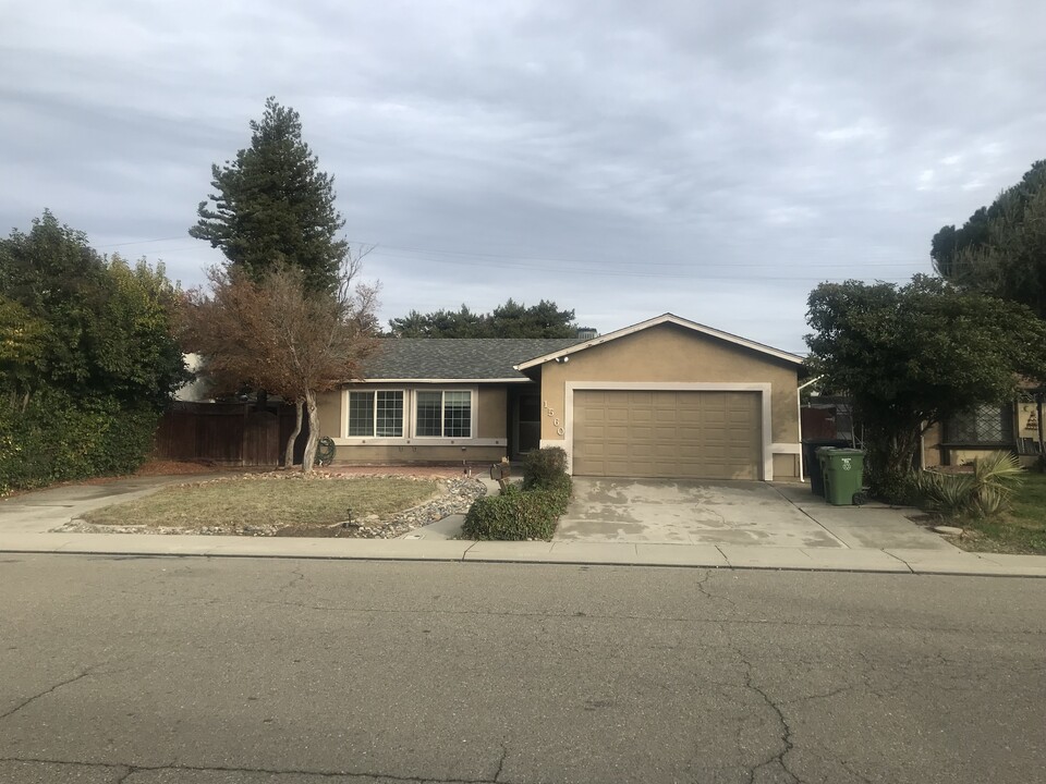 1560 McDermott Dr in Tracy, CA - Building Photo