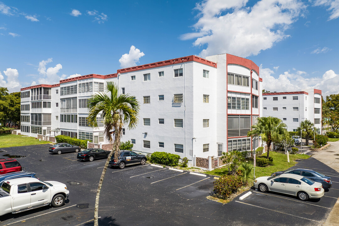 Sapphire Condominium in Lauderdale Lakes, FL - Building Photo