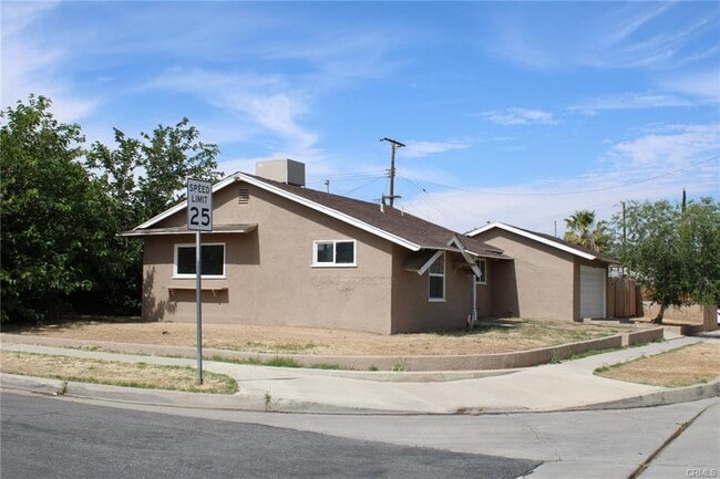 144 E Avenue Q in Palmdale, CA - Foto de edificio - Building Photo
