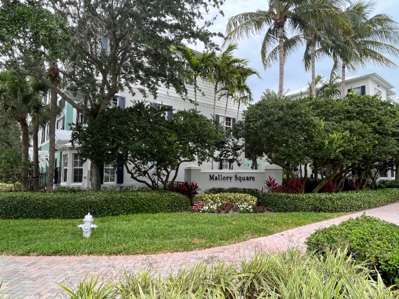 308 W Mallory Cir in Delray Beach, FL - Building Photo