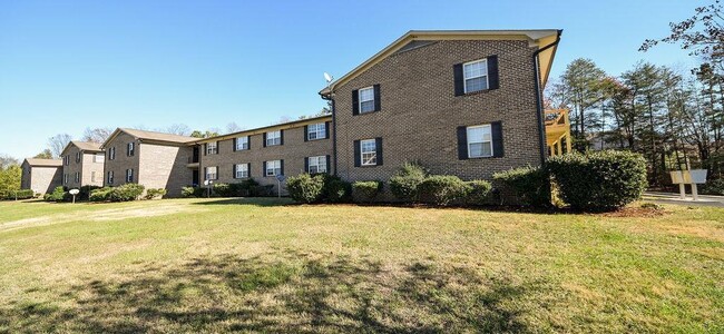 Cedar Trace Apartments in Cleveland, TN - Building Photo - Building Photo