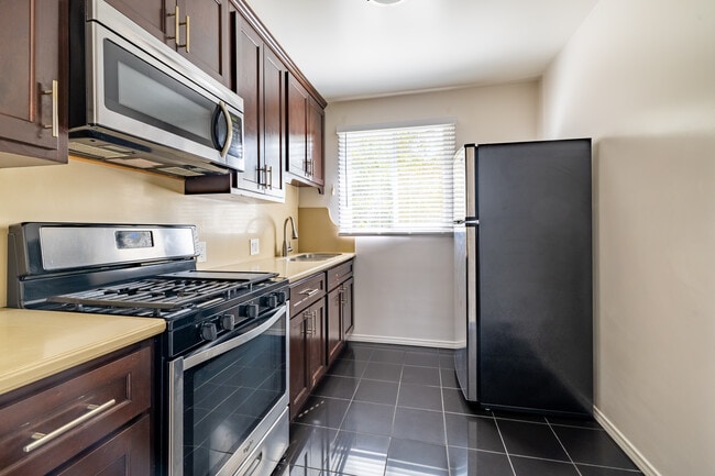 1760 El Cerrito PL. in Los Angeles, CA - Building Photo - Interior Photo