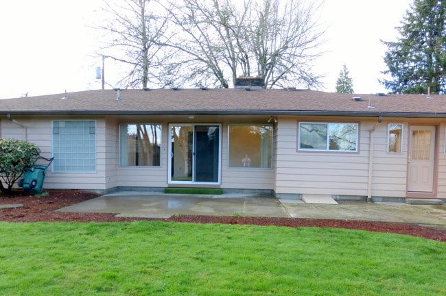 425 High St N in Monmouth, OR - Building Photo - Building Photo