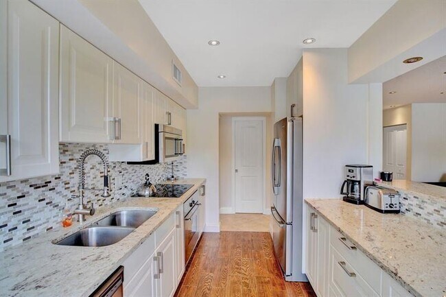 250 180th Dr in Sunny Isles Beach, FL - Building Photo - Building Photo