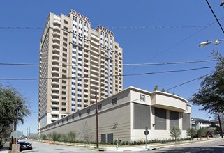 Residences at the Stoneleigh in Dallas, TX - Building Photo - Building Photo