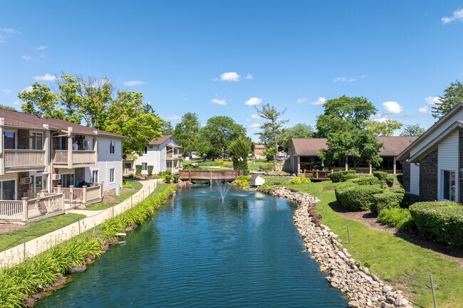 Natural Falls Resort Apartments in Woodridge, IL - Building Photo - Building Photo