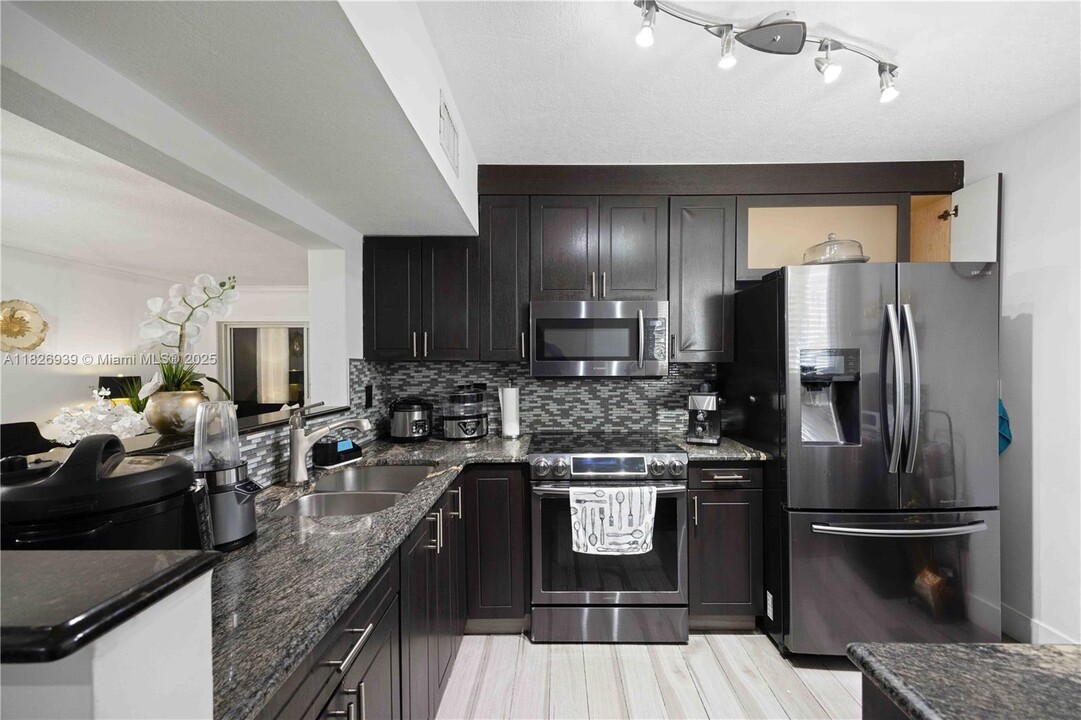 12505 NW 11th Ln in Miami, FL - Building Photo