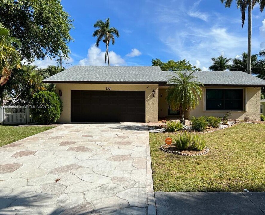 633 NE 2nd St in Dania Beach, FL - Building Photo