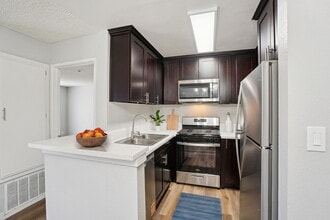 Saticoy Gardens in Van Nuys, CA - Building Photo - Building Photo