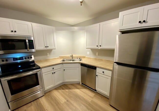 12765 W Hampton Ave, Unit #115 in Butler, WI - Building Photo - Building Photo