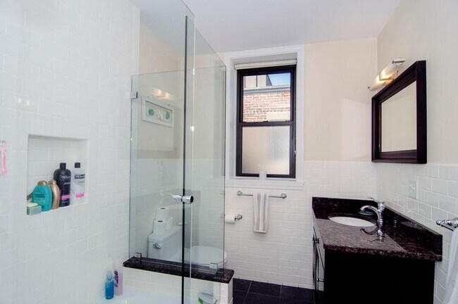2021 Commonwealth Ave, Unit A1 in Boston, MA - Foto de edificio - Building Photo