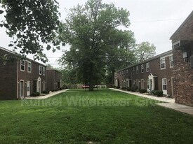 1810 Jamestown Rd in Swansea, IL - Building Photo