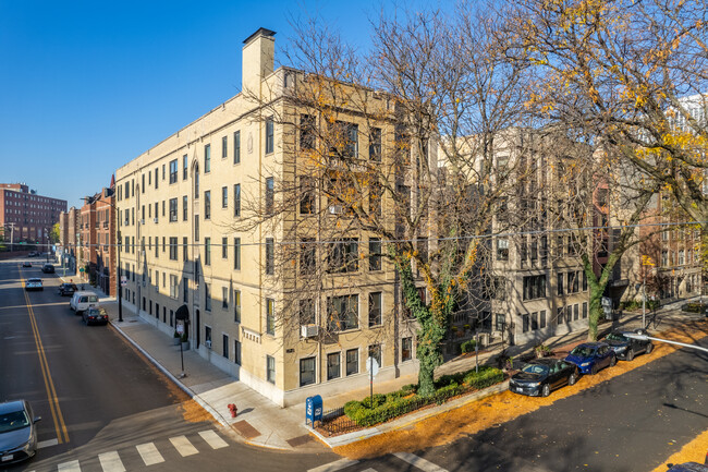 Pine Grove Court Condominiums in Chicago, IL - Foto de edificio - Building Photo
