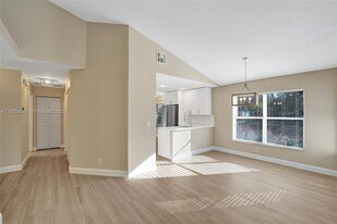 9012 Lake Park Cir S in Davie, FL - Building Photo