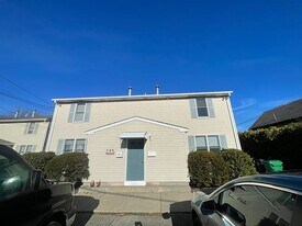 9 Gillan Ave, Unit 9 Gillan Ave in Warwick, RI - Building Photo