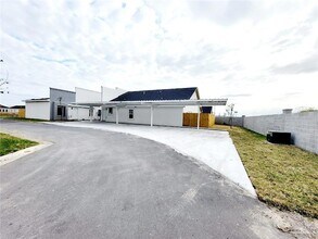 3409 Frio Ave, Unit 3 in McAllen, TX - Foto de edificio - Building Photo