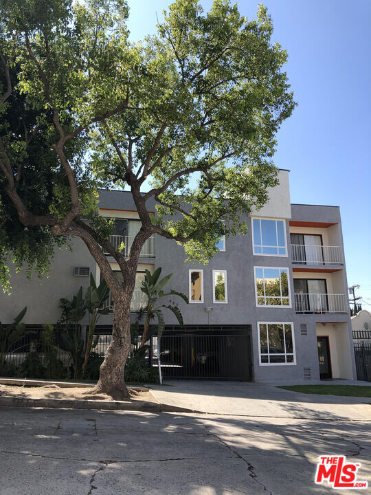 957 S St Andrews Pl in Los Angeles, CA - Foto de edificio