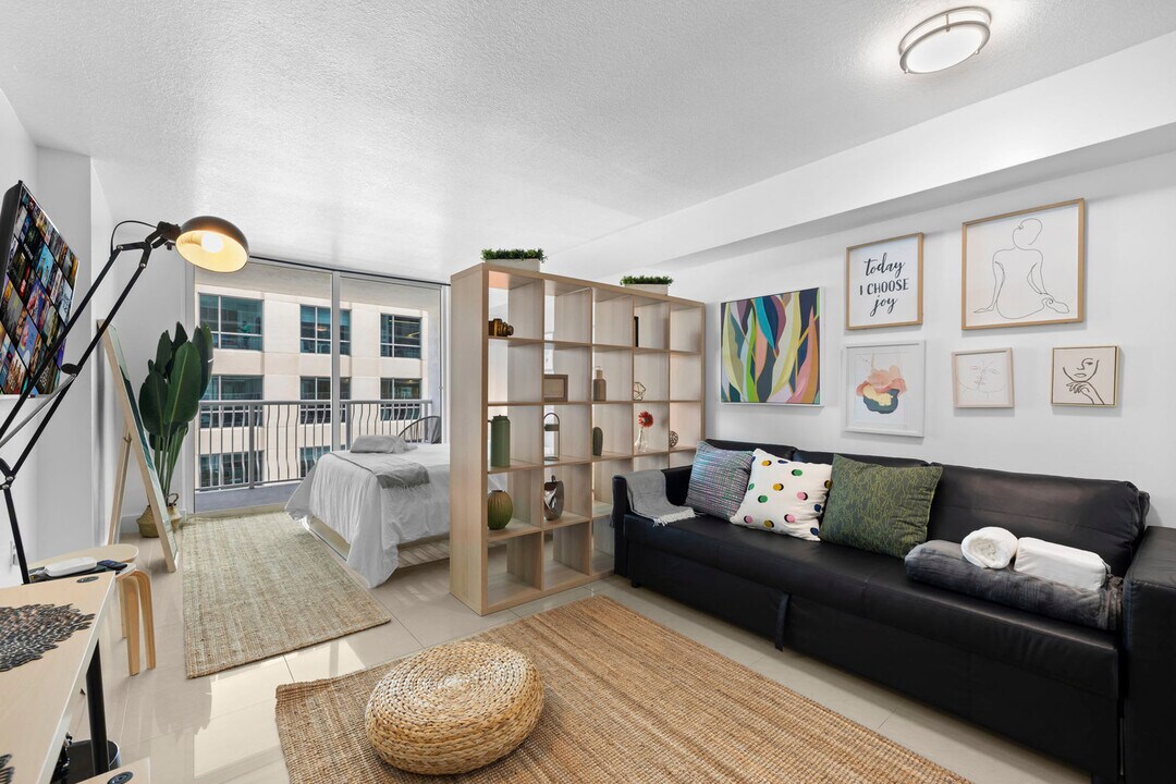 1200 Brickell Bay Dr in Miami, FL - Building Photo