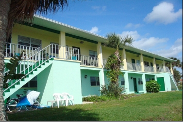 Pineapple Apartments in Melbourne, FL - Building Photo