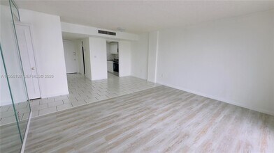 2841 NE 163rd St in North Miami Beach, FL - Building Photo - Building Photo