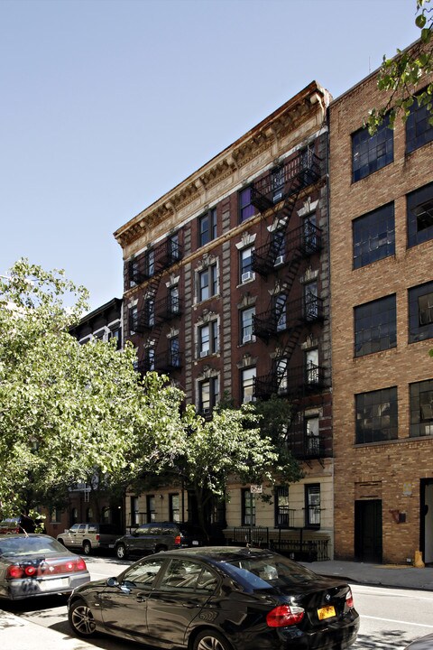 325 E 21st St in New York, NY - Building Photo