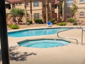 520 Arrowhead Trl in Henderson, NV - Foto de edificio - Building Photo