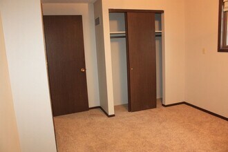 1007 Monroe St in Pella, IA - Building Photo - Building Photo