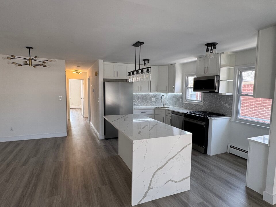 15704 17th Rd in Whitestone, NY - Foto de edificio