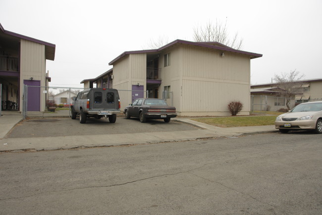 Meadows Apartments in Yakima, WA - Building Photo - Building Photo