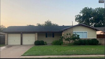 1528 Melody Ln in Wichita Falls, TX - Building Photo
