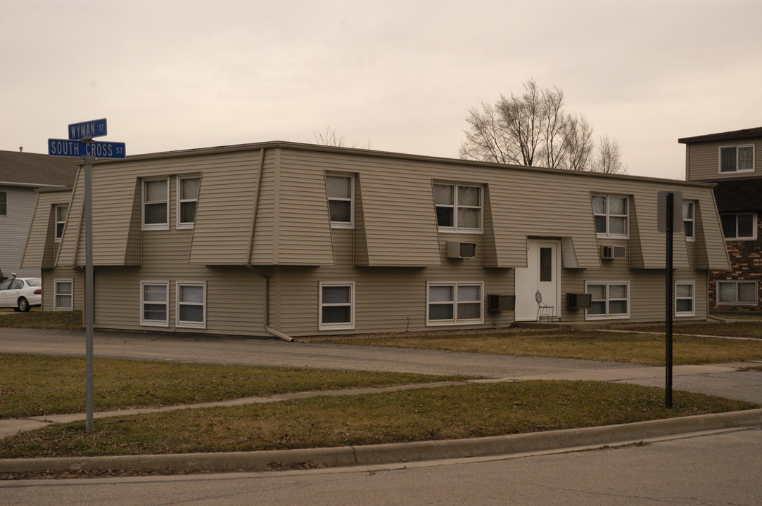 1066 S Cross St in Sycamore, IL - Building Photo