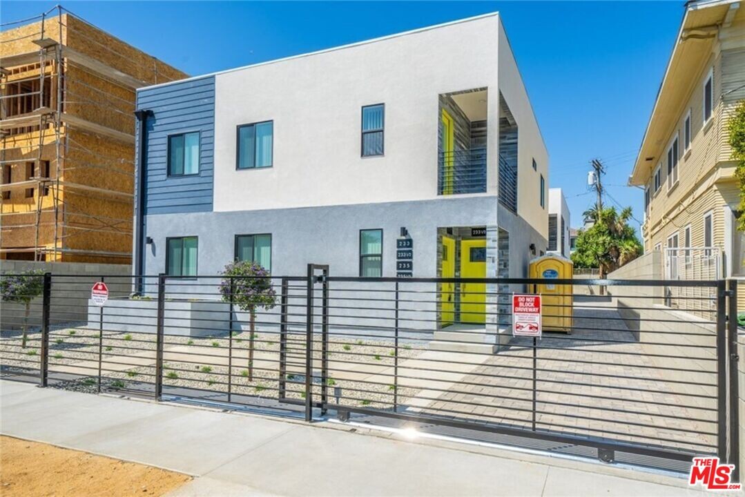 233 E 28th St in Los Angeles, CA - Building Photo