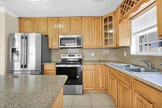 2400 SW 103rd Ct in Miami, FL - Building Photo - Building Photo