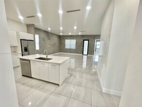 17324 SW 41st St in Miramar, FL - Building Photo - Building Photo