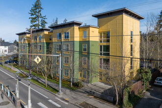 Hazelwood Station - Income Restrictions Apply in Portland, OR - Foto de edificio - Building Photo