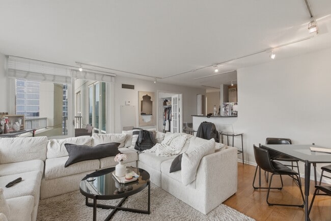 345 N La Salle Dr, Unit 3202 in Chicago, IL - Building Photo - Building Photo