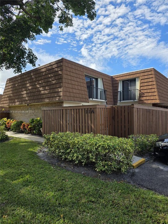 3900 County Line Rd in Tequesta, FL - Building Photo