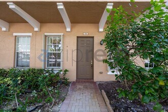 708 SW 147th Ave in Pembroke Pines, FL - Foto de edificio - Building Photo